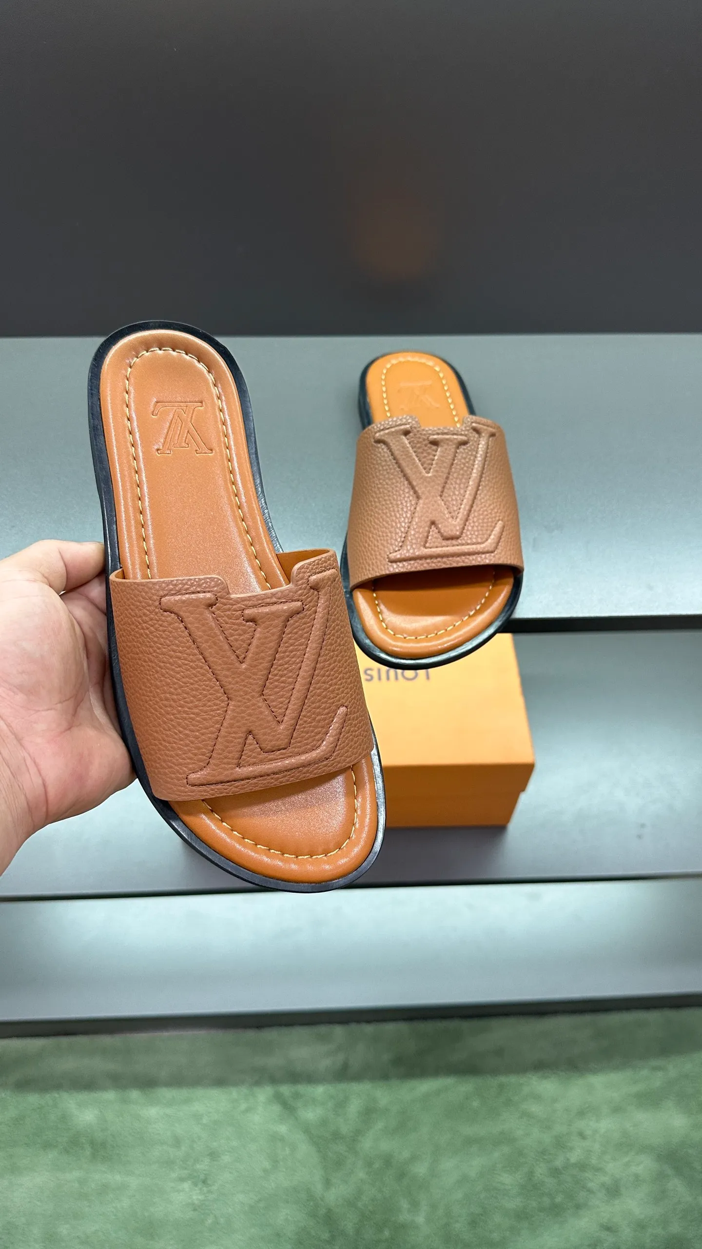 P280 🔍Top purchasing agent LV men's spring and summer slippers counter synchronized. The uppers are made of cowhide fabric imported from Italy, with logo graphics and high-quality craftsmanship. The soles are: original soles specially provided by the original factory. Exclusive molded soles are super comfortable. Original factory follow-up orders. 🔍🔍High quality. You can enter and exit the counter at will. Welcome to compare. Size 38-45